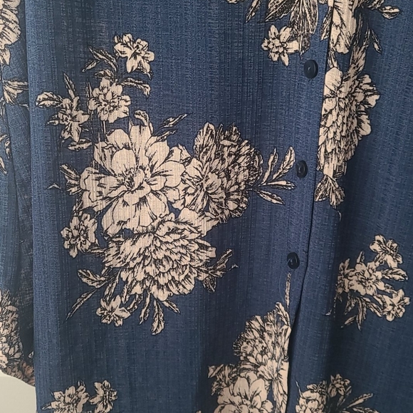 Floral Blue Sleeveless Blouse - Picture 2 of 4